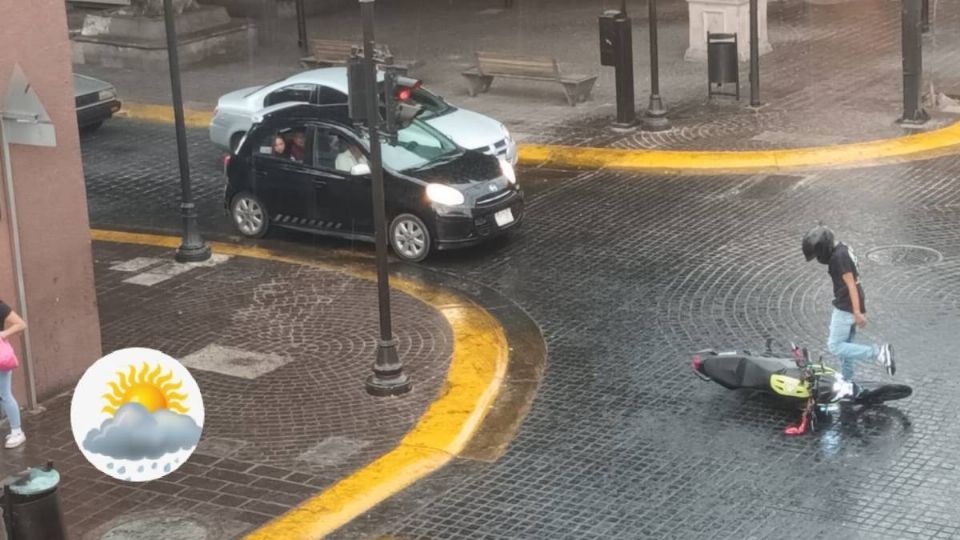 Joven derrapó en su moto por el pavimento mojado por la lluvia, ayer en el centro de León.