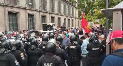 CNTE se enfrenta contra policías fuera de Palacio Nacional