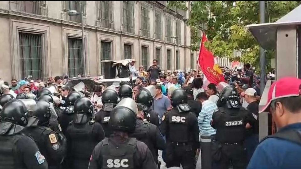 Integrante de la CNTE se enfrentan contra policía afuera de Palacio Nacional