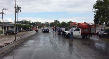 Pobladores casi "linchan" a sujeto que atropelló a vecinos en la carretera Jalapa-Villahermosa