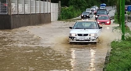 Lluvias en Huejutla dejan a automovilistas varados en carretera México-Tampico