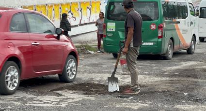 "No dan mucho, pero sale para la papa y para un chesco”: Personas sin hogar en Ecatepec reparan baches para sobrevivir