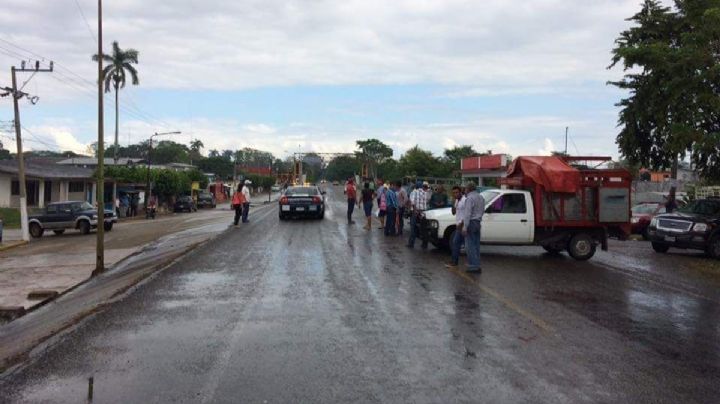 Pobladores casi "linchan" a sujeto que atropelló a vecinos en la carretera Jalapa-Villahermosa