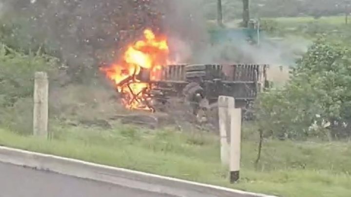 Arde tráiler al volcarse en la autopista Querétaro-Celaya
