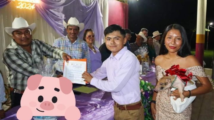 En graduación, madrina regala cerdito a estudiante del sur de Veracruz