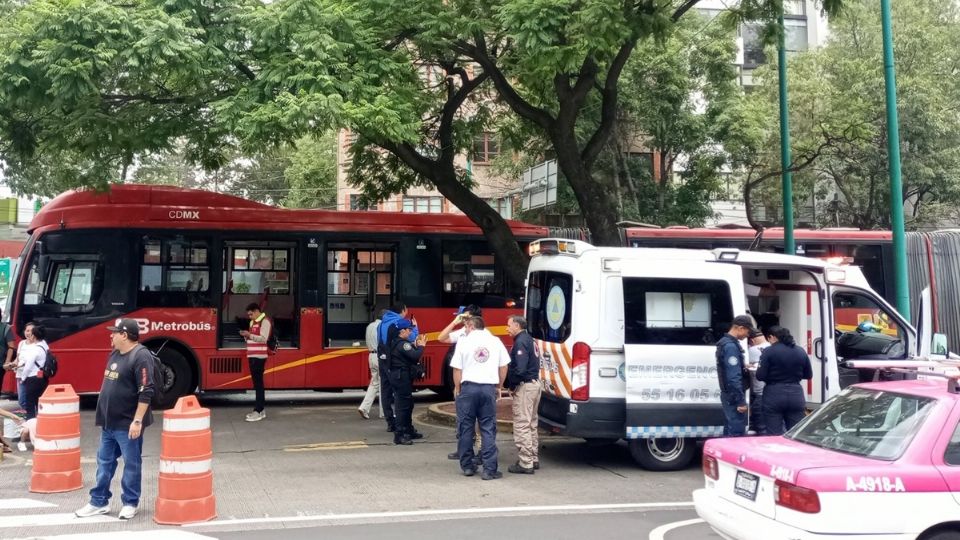 El motociclista que invadió el carril confinado del Metrobús se dio a la fuga.