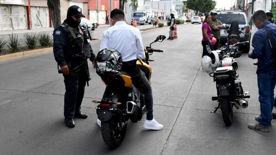 El síndico José Arturo Sánchez Castellanos, ha propuesto esto para que sea obligatorio para motociclistas circular por el carril de extrema derecha argumentando que, es por la seguridad de ellos.