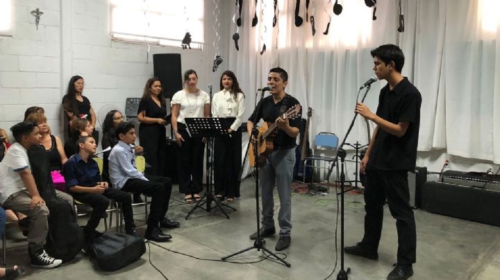 Con piezas de Nirvana y Santana aprenden música en el barrio del Coecillo