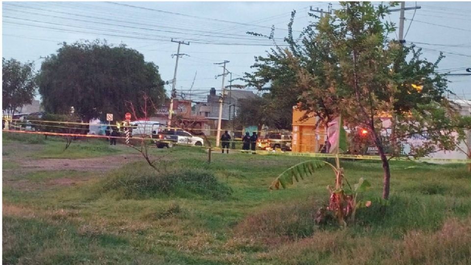 El suceso fue reportado por los vecinos de la calle Circón y Villas del Bajío, quienes fueron testigos de al menos 18 detonaciones, por lo que alertaron al sistema de emergencias. 