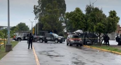 Policías compraban tamales y hombres armados los atacan con explosivo y balazos, en Celaya