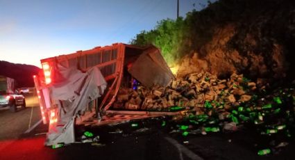 Muere conductor de tráiler tras volcar en autopista de Veracruz; transportaba cloro