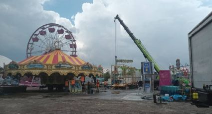 ¡Ni la lluvia los para! Instalan juegos para el Festival de Verano en León