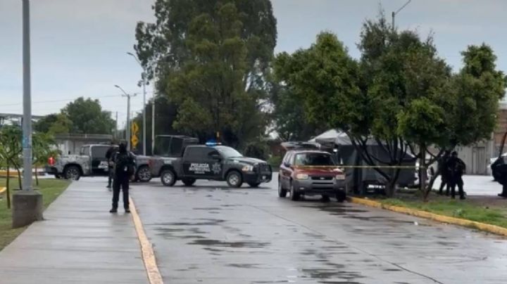 Policías compraban tamales y hombres armados los atacan con explosivo y balazos, en Celaya