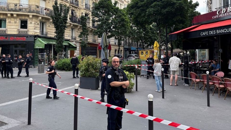 Automóvil choca contra la fachada de un restaurante de la terraza del bar Ramus, ubicado en París