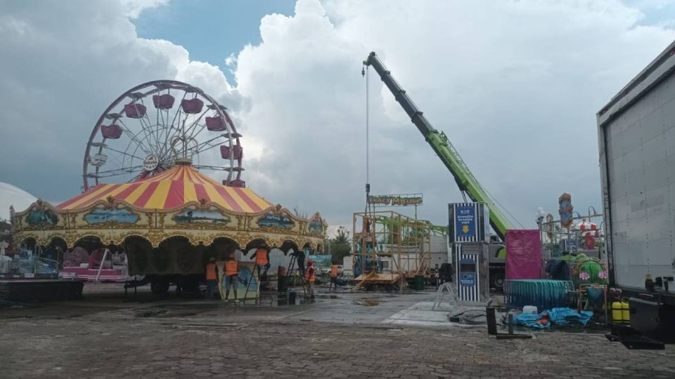 Instalan juegos para el Festival de Verano en León.