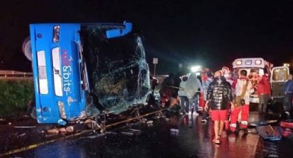 Vuelca camión de Roll and Bits en la Salamanca León, mueren 2 personas y hay 25 lesionados