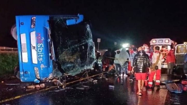 Vuelca camión de Roll and Bits en la Salamanca León, mueren 2 personas y hay 25 lesionados