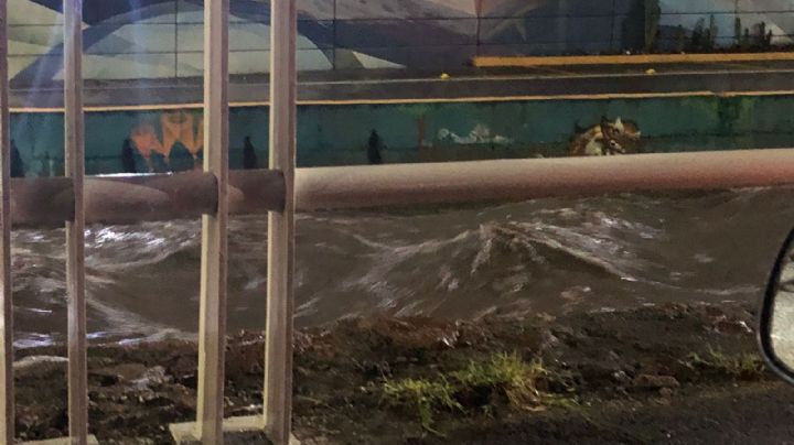 Se desborda el Malecón tras aguacero en León