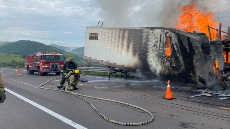 De acuerdo con los medios locales, la excesiva fricción de las balatas sería la causa del fuego que se propagó a la caja en la que transportaba transmisiones automáticas para vehículo. 