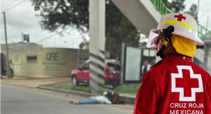 Mujer se arroja desde puente peatonal y queda con varias fracturas; esto pasó