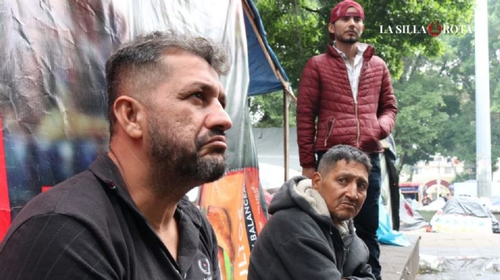 Migrantes en la Merced: Bajo la lluvia esperan entrar a un albergue saturado