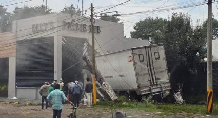 Tráiler choca con restaurante en la México-Toluca; hay 2 muertos