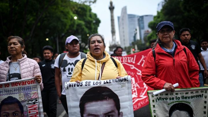 ¿Qué dice el informe que entregó AMLO los padres de los normalistas?