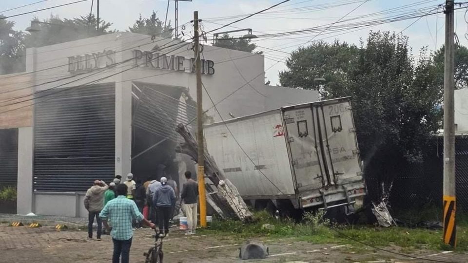 Tráiler choca con restaurante en la México-Toluca; hay 2 muertos