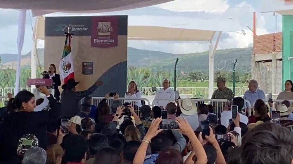 El presidente López Obrador y Claudia Sheinbaum visitaron el Banco del Bienestar.
