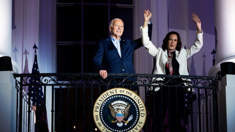 Biden levanta el brazo a Harris. La vicepresidenta busca la nominación demócrata para competir con Trump