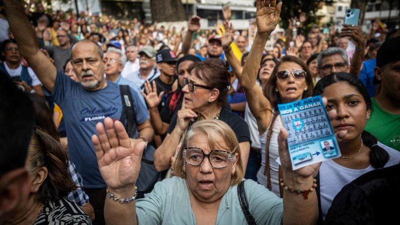 Venezolanos simpatizantes con la oposición rezan para poner fin a la oscuridad. Las elecciones presidenciales se llevarán a cabo el próximo 28 de julio