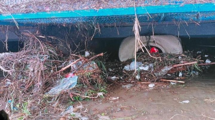 Leoneses tiran todo tipo de basura, hasta un tinaco sacaron del caño