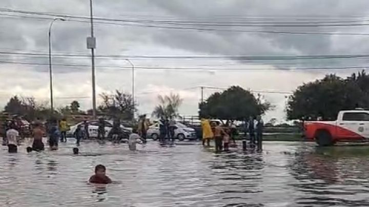 Nadan niños en “albercas” que formó la tromba que cayó esta tarde en León