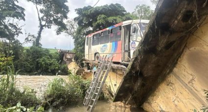 Camión con gente cae a río por colapso de puente Tenejapan, en Veracruz: 1 muerto