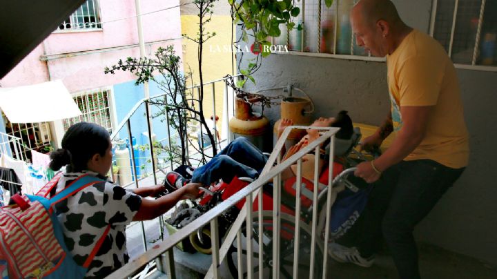 Vecinos impiden el paso a Iker, con síndrome de Lennox, en unidad habitacional de CDMX
