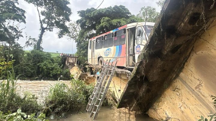 Camión con gente cae a río por colapso de puente Tenejapan, en Veracruz: 1 muerto