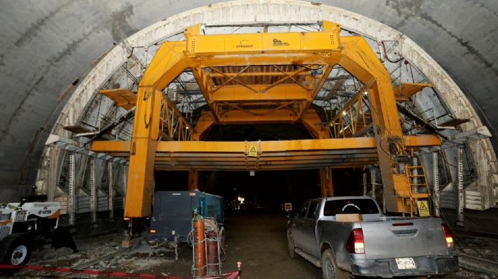 Carretera Real del Monte-Huasca: tiros de mina y gasoducto complican construcción