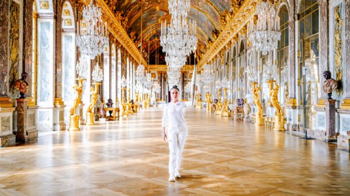 Salma Hayek llevó antorcha olímpica en Palacio de Versalles