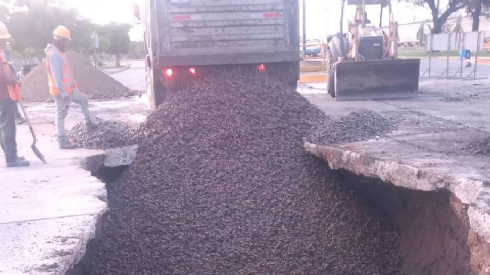 Las autoridades llevaron maquinaria y tuvieron que cerrar la zona para reparar el tramo afectado, de esta forma solo dejaron un carril de los 3 que existen para la circulación vehicular. 