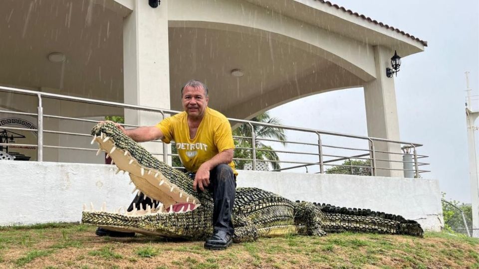 Adrián, el bombero de Minatitlán que transforma las llantas en obras de arte