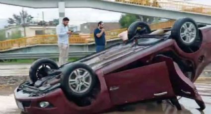 Conductor pierde el control, se sube a la banqueta y queda llantas arriba en el Eje Metropolitano