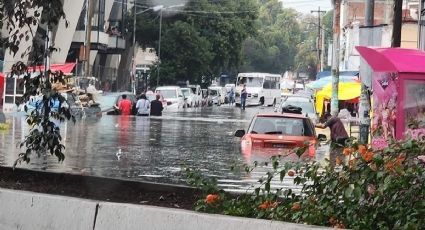 Lluvias dejan bajo el agua vialidades en Naucalpan