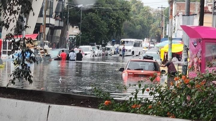 Lluvias dejan bajo el agua vialidades en Naucalpan