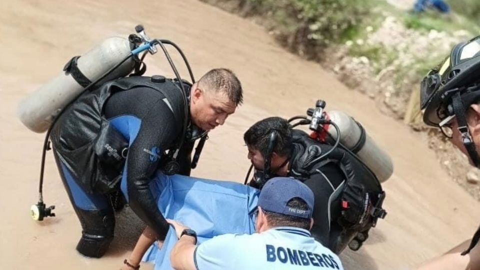Buzos del cuerpo de Bomberos ingresaron a un represa en Guanajuato capital para hacer el rescate de un niño