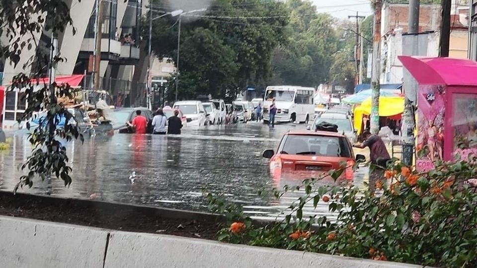 Afectaciones por lluvias en vialidades en Naucalpan