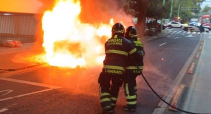 Camioneta queda calcinada tras falla eléctrica en la Benito Juárez