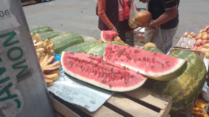 Comerciantes rebajan sus productos por las inundaciones en Naucalpan