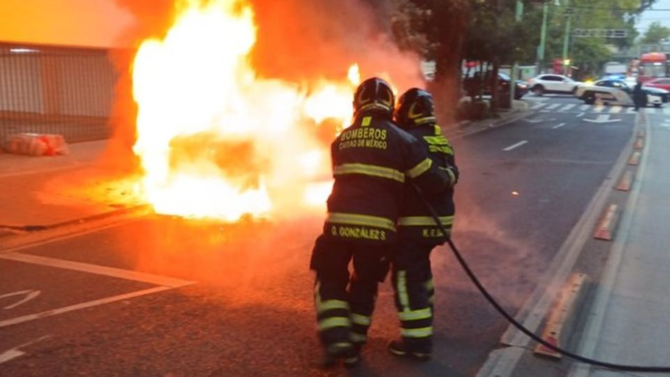 La camioneta se incendio en el Eje 4 Sur Xola, en la colonia Álamos