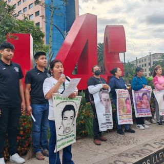 Ayotzinapa: Marchan padres y madres de los 43 normalistas en medio de tensión con AMLO