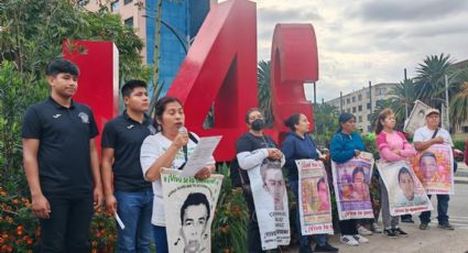 Ayotzinapa: Marchan padres y madres de los 43 normalistas en medio de tensión con AMLO